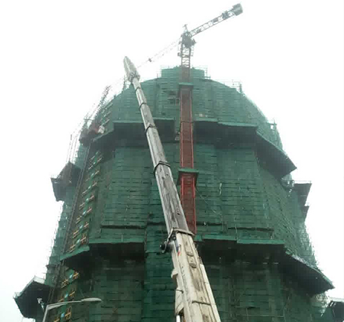 红安吊车在工地上作业